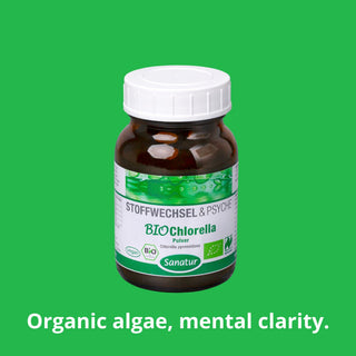 Bottle of Sanatur BIO Chlorella powder on a green background with text about organic algae and mental clarity.
