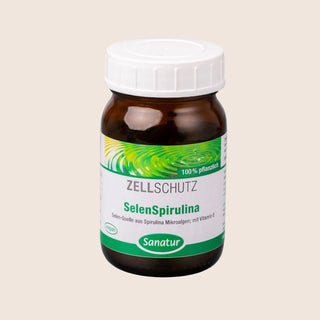 Bottle of SelenSpirulina with Sanatur branding on a beige background